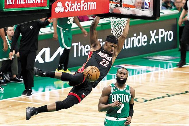 체념해버린 4쿼터 - 30일 미국 보스턴에서 열린 NBA(미 프로농구) 플레이오프 동부 콘퍼런스 결승 7차전. 4쿼터에 마이애미 히트 지미 버틀러(왼쪽)가 보스턴 셀틱스 제일런 브라운을 옆에 두고 호쾌한 덩크슛을 꽂아 넣고 있다. 히트가 103대84로 이겨 시리즈 전적 4승3패로 최종 결승에 올랐다. /USA투데이 연합뉴스
