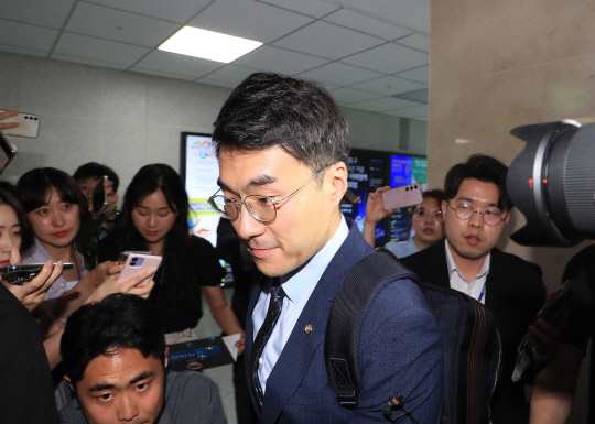 민주당을 탈당한 무소속 김남국 의원이 31일 오후 국회 의원 사무실을 나오면서 취재진에 둘러싸여 있다. 공동취재=연합뉴스