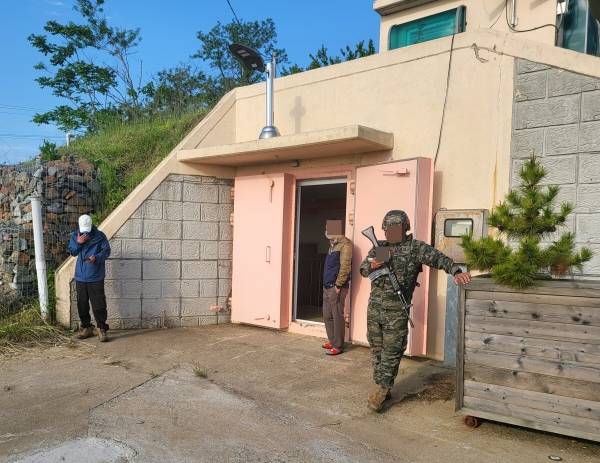 ▲북한이 주장하는 우주발사체가 31일 남쪽으로 발사된 뒤 서해 최북단 백령도에 경계경보가 내려지자 섬 내 진촌2리 대피소 문이 열려 있다. (연합뉴스)