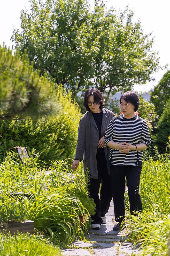 한경은(왼쪽)과 박미라 작가가 한겨레신문사 정원을 걷고 있다. 박승화 선임기자 eyeshoot@hani.co.kr