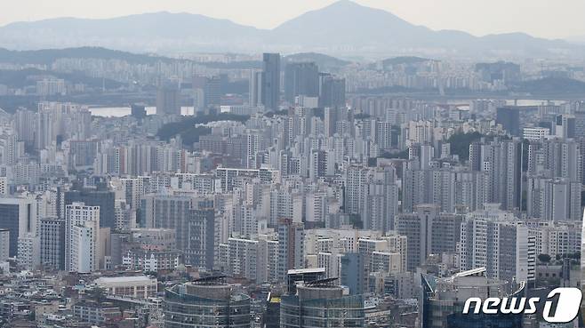 (서울=뉴스1) 김진환 기자 = 지난달 서울 아파트 거래량이 3,000건을 넘어서며 1년 8개월 만에 최고치를 기록하며 거래 시장이 일부 회복세를 보이고 있다. 19일 서울부동산정보광장에 따르면, 이날 기준 지난달 서울의 아파트 거래량은 3,000건을 기록 중이다. 2021년 8월(4,065건) 이후 1년 8개월 만에 가장 많은 수치며, 지난 2월 2457건, 3월 2979건에 이어 상승세로, 세달 연속 2000건을 넘어섰다. 사진은 19일 오후 서울 중구 남산에서 바라본 아파트 단지. 2023.5.19/뉴스1 Copyright (C) 뉴스1. All rights reserved. 무단 전재 및 재배포 금지.