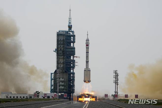 [주취안=AP/뉴시스] 30일(현지시각) 중국 간쑤성 주취안 위성발사센터에서 중국 우주인들이 탑승한 선저우 16호 우주선을 실은 창정 2호 로켓이 발사되고 있다. 선저우 16호에 탑승한 징하이펑, 주양주, 구이하이차오 등 3명의 우주비행사는 우주에 체류하면서 과학 연구 임무를 수행한다. 2023.05.30.