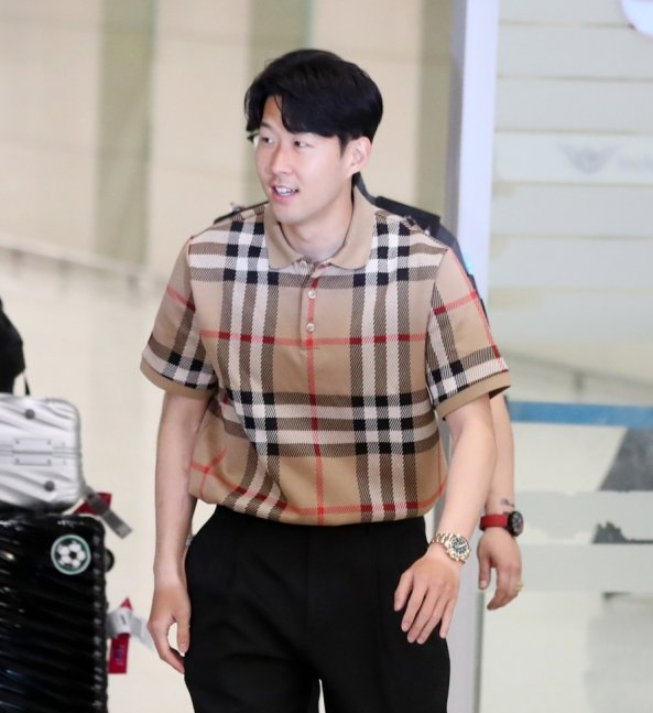 30일 인천국제공항을 통해 귀국한 축구선수 손흥민(31·토트넘 홋스퍼·위 사진)의 입국 패션에도 누리꾼의 관심이 모였다. 사진=뉴스1