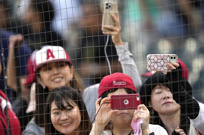 일본인 팬들이 에인절스의 승리 후 오타니를 향해 휴대폰을 들고 사진을 찍고 있다. AP연합뉴스