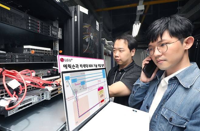 LG유플러스 임직원들이 API 형태로 구성한 5G 네트워크를 활용해 시연하는 모습. /LG유플러스 제공