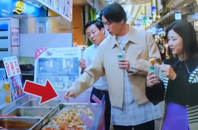 지난달 2일 방영된 일본 TBS방송 프로그램 ‘라빗!’에서 서울 마포구 망원시장 체험에 나선 개그맨 야마조에 간’오른쪽 두번째)이 자기 입에 넣었던 이쑤시개로 진열대 음식을 찍어 먹으려 하고 있다. 유튜브 캡쳐