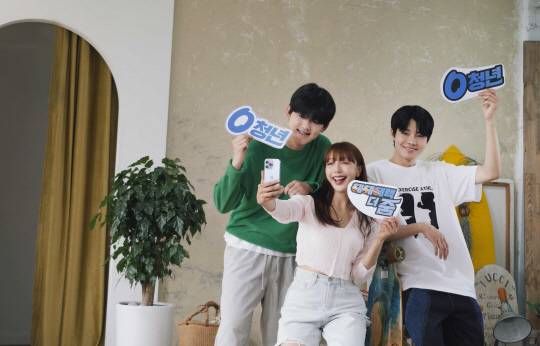 SK텔레콤 모델들이 '0 청년 요금제'를 소개하고 있다. SK텔레콤 제공