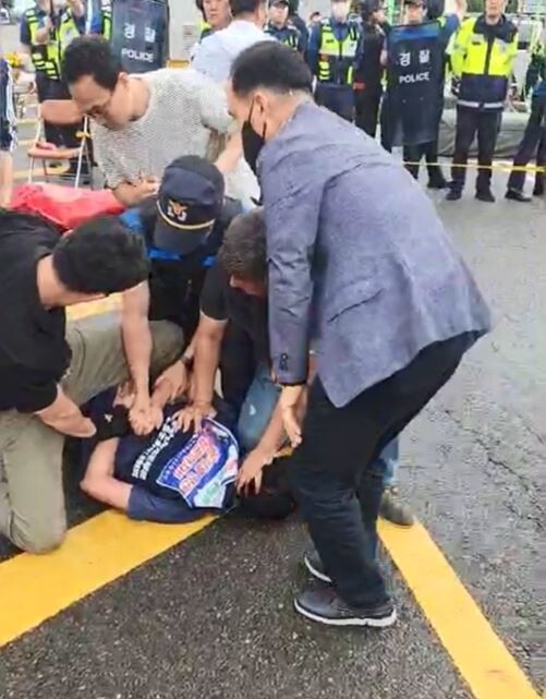 김만재 금속노련 위원장이 지난달 30일 경찰에 진압당하고 있다. 한국노총 제공.