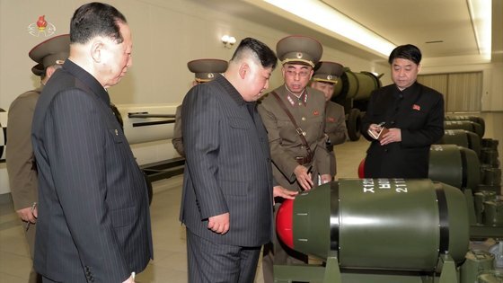북한 김정은 국무위원장이 3월 27일 핵무기병기화사업을 지도하고 핵반격작전계획과 명령서를 검토했다고 조선중앙TV가 28일 보도했다. 연합뉴스