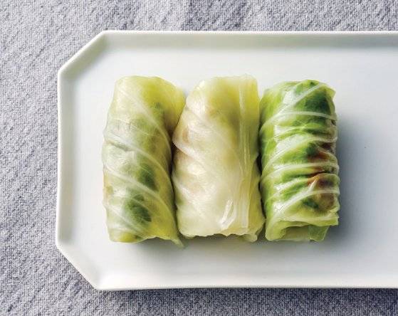 양배추는 랩에 활용하기 좋은 채소로, 중불에서 쪄야 쉽게 무르지 않는다. 사진 브.레드