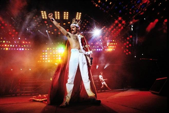 1986년 영국 런던 웸블리 스타디움 무대에 선 록그룹 퀸의 프레디 머큐리. 머큐리가 쓴 왕관도 소더비 경매에 출품된다. ⓒsothebys