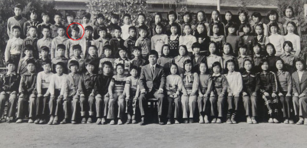 그룹 여행스케치의 리더 조병석(동그라미 안)씨가 초등학생 시절 학교에서 단체 사진을 찍고 있다.