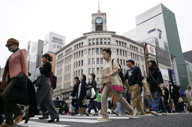 일본 시민들이 지난 3월 31일 도쿄 긴자 쇼핑지구에 있는 횡단보도를 건너고 있다. AP연합뉴스
