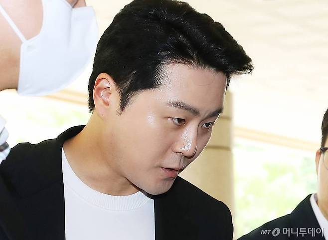 범인도피 방조와 도로교통법 위반(음주운전) 등 혐의를 받고 있는 가수 겸 배우 이루가 1일 오후 서울 마포구 서부지방법원에서 진행된 첫 공판에 출석하고 있다. 2023.06.01 /사진=김창현 기자 chmt@