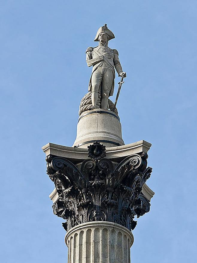 영국 런던의 중심인 트라팔가 광장에 있는 넬슨 기념 동상.