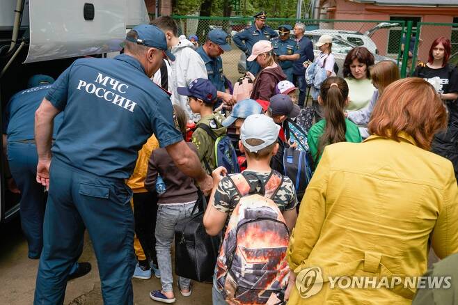 대피하는 벨고로드 어린이들 (보로네즈 타스=연합뉴스) 지난달 31일(현지시간) 러시아의 우크라이나 접경지 벨고로드의 어린이들이 포격을 피해 보로네즈의 임시 시설에 도착했다. photo@yna.co.kr (끝)