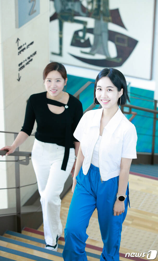 포즈를 취한 신진 작창가 장서윤(왼쪽)과 박정수 / 뉴스1 ⓒ News1 안은나 기자