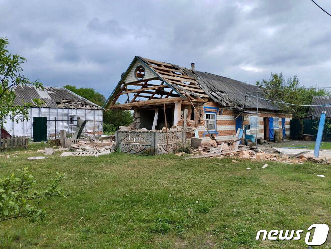 23일(현지시간) 우크라이나 국경과 접한 러시아 서부 벨고로드 지역에서 교전이 발생해 가옥이 파괴된 모습이다. 러시아는 전날부터 이어진 이번 교전의 배후로 우크라이나 사보타주(파괴공작) 그룹을 지목했지만, 러시아 반체제 단체 2곳이 자신들의 소행임을 밝혔다. 2023.05.23. ⓒ 로이터=뉴스1 ⓒ News1 김성식 기자