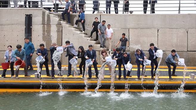 삼목해역에서 점농어를 방류하고 있다.ⓒ중구 제공