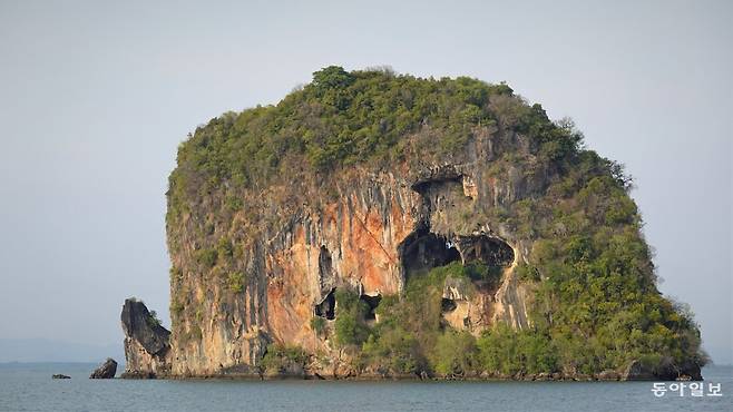 란따섬 삐말라이 빌라촌으로 가는 여정 중에  만난 해골 모양(오른쪽)의 바위섬. 혹은 원숭이 얼굴로도 보인다. 안영배 기자