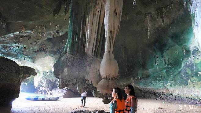 코딸라벵 바다 동굴의 기묘한 종유석을 보고 즐거워하는 관광객들. 카약을 이용해 바다 동굴로 상륙할 수 있다. 안영배 기자