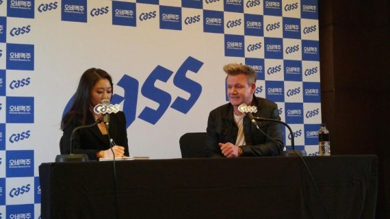 지난 2017년 11월 서울 여의도 콘래드호텔에서 처음 내한한 영국 스타 셰프 고든 램지(오른쪽)가 기자들의 질문에 답하고 있다. 사진=이환주 기자