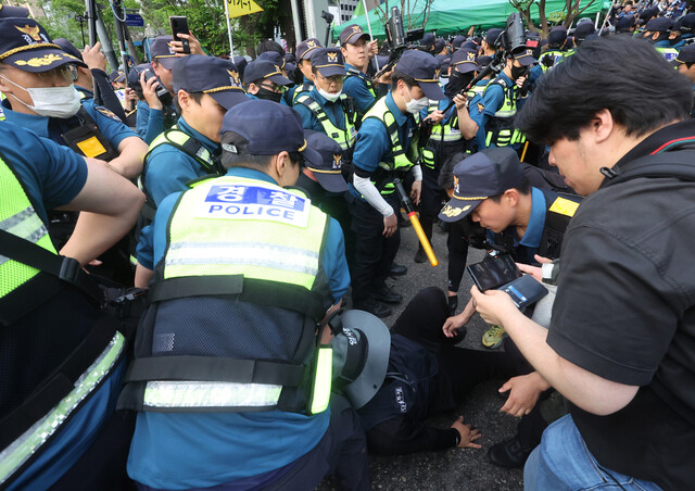 지난달 31일 경찰이 서울 청계광장 인근에서 설치된 건설노조 간부 양회동 씨 분향소를 철거하는 과정에서 민주노총 조합원들과 충돌하고 있다. 연합뉴스
