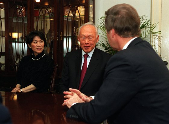 ‘싱가포르의 국부’로 불리는 리콴유(가운데)가 2000년 윌리엄 코언 미 국무장관과 만나는 모습. 1990년 수상직 퇴임 후 그의 명망이 더 높아진 것은 국가주의의 세계적인 약화 때문일 것 같다. [사진 위키피디아]