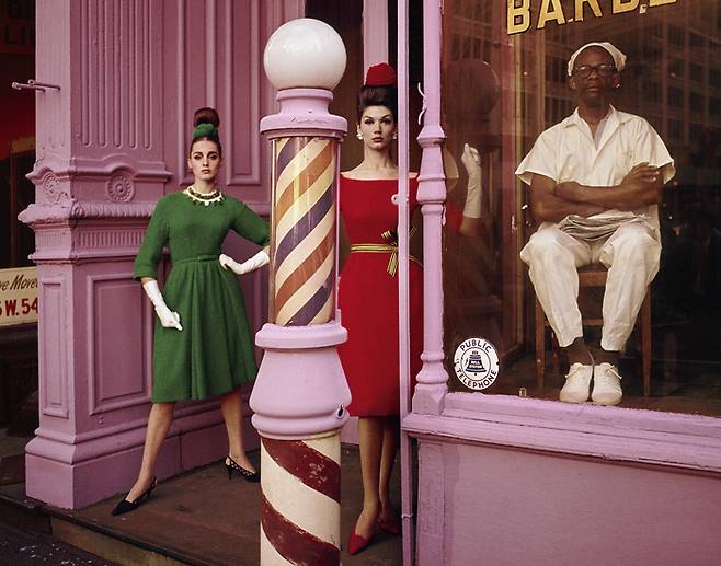 Antonia ＋ Simone ＋ Barbershop, New York for Vogue. 1962. (C)Estate of William Klein, 뮤지엄한미 제공
