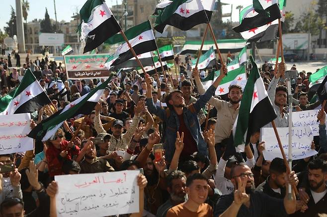 시리아 반군이 장악하고 있는 북부 이들리브에서 지난 4월 23일(현지시간) 바샤르 알아사드 대통령의 아랍연맹 복귀를 반대하는 시위가 펼쳐지고 있다. AFP연합뉴스