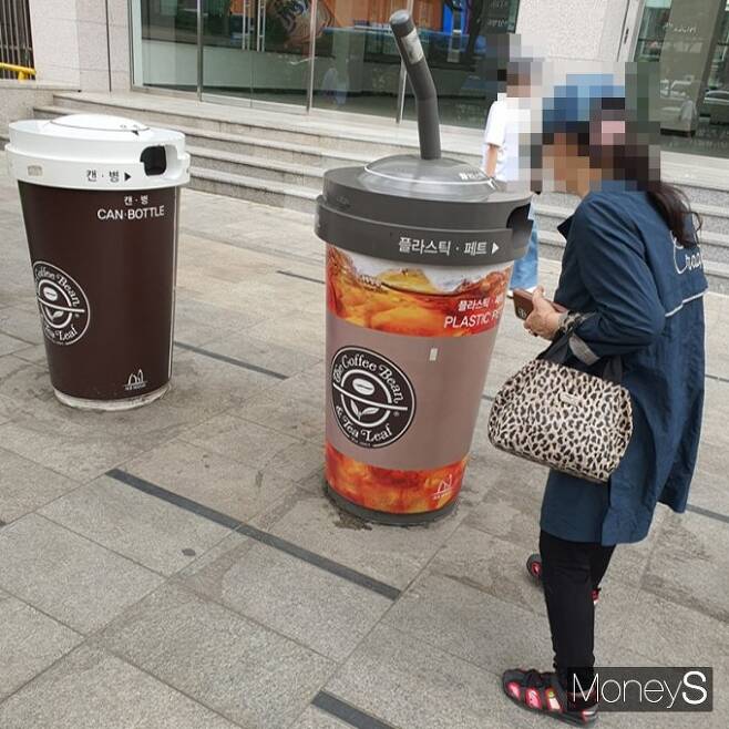 빨대와 컵 뚜껑 등 커피컵 모양을 한 이색 쓰레기통이 시민의 재활용품 분리 배출 참여를 높이고 있다. 사진은 강남역 일대에 설치된 '서리풀컵'. /사진=정원기 기자