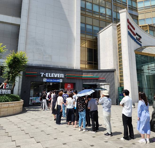 5월 25일 오후 세븐일레븐 ‘위스키 런’ 참여자들이 서울 송파구 세븐일레븐 챌린지스토어점 앞에서 줄을 서고 있다. 김벼리 기자