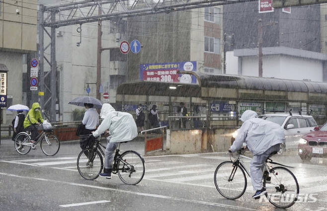 [고치=AP/뉴시스]2일 일본 남부 고치현에 강한 비가 내리는 모습. 2023.06.02.