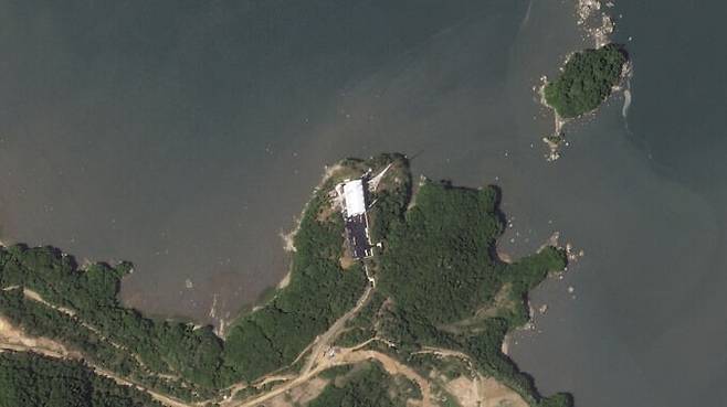 미국 민간 위성업체 플래닛 랩스가 지난달 30일 촬영한 북한 동창리 서해위성발사장의 새 발사대 모습. 콘크리트 패드가 선명하게 보인다. AP 통신