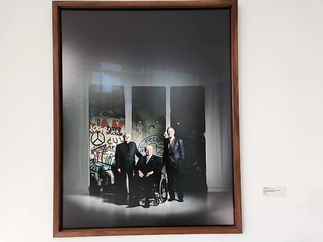 독일 연방총리실에 전시된 독일 통일 당시 소련과 서독, 미국 지도자였던 미하일 고르바초프(왼쪽부터), 헬무트 콜, 조지 부시가 통일 후 전시된 베를린 장벽 앞에 모인 모습 [베를린=연합뉴스]
