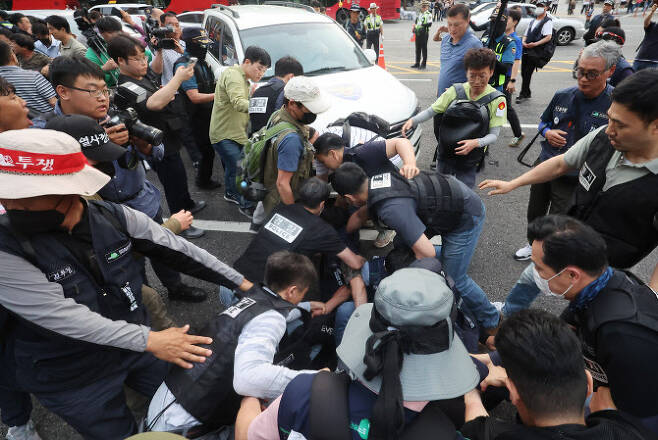 경찰과 민주노총 조합원들이 지난달 31일 서울 청계광장 인근에서 충돌하고 있다. (사진=연합뉴스)
