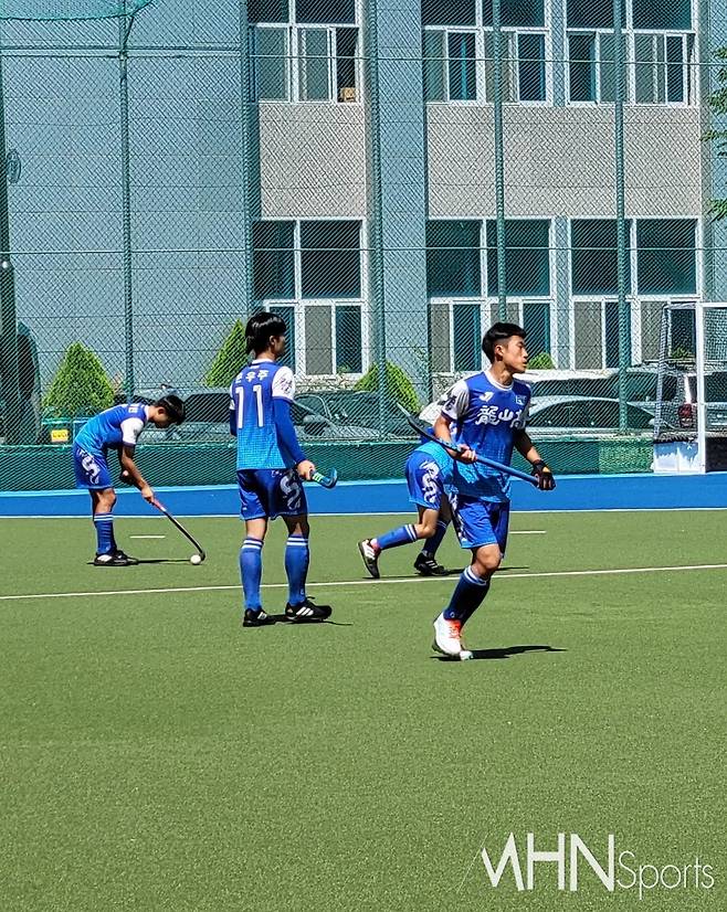 제43회 서울특별시협회장기 하키대회에 나선 용산고 하키부 선수단ⓒMHN스포츠 권수연 기자