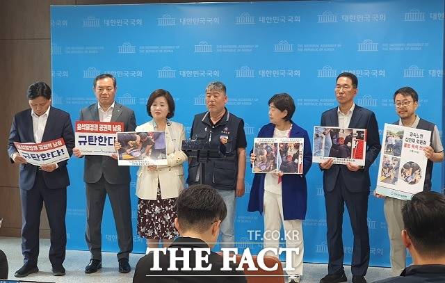 민주당 서영교(왼쪽에서 다섯 번째), 이수진(비례·왼쪽에서 세 번째)) 의원과 한국노총 노조원들이 지난달 31일 국회 소통관에서 윤석열 정권 공권력 남용을 주장하며 규탄하는 모습. /신진환 기자