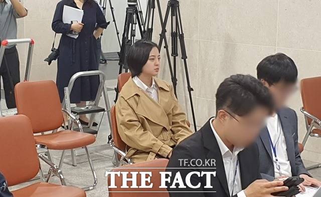 더불어민주당 서영교·이수진(비례) 의원 등이 지난달 31일 국회 소통관에서 경찰의 노조원 폭력 진압 사태와 관련해 백브리핑을 하는 가운데 류호정 정의당 의원이 기자석에 앉아 지켜보는 모습. /신진환 기자