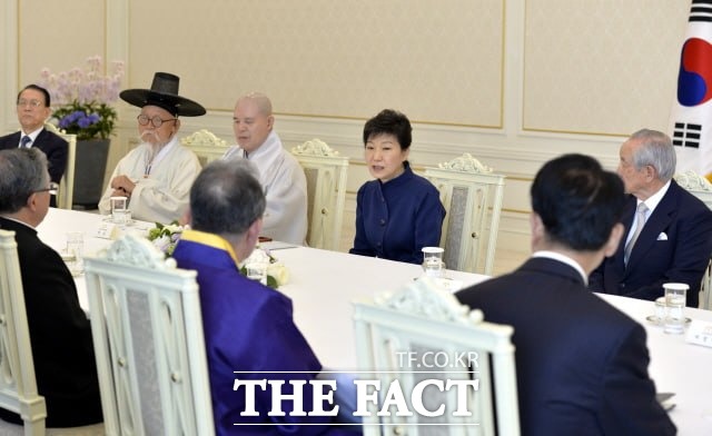 '종교지도자 오찬' 참석자는 정권마다 조금씩 달랐다. 사진은 2014년 5월 2일 오전 청와대에서 열린 종교지도자 간담회에 참석, 인사말을 하는 박근혜 전 대통령. /뉴시스