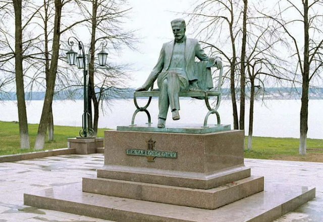 러시아 봇킨스크에 있는 차이콥스키 동상. 브리태니커 홈페이지 캡처