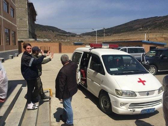 사진은 지난 2020년 4월 신종 코로나바이러스 감염증(코로나19) 여파로 북한과 러시아 사이의 국경이 봉쇄된 가운데 북한 당국이 마련한 구급차를 타고 귀국길에 오르는 러시아 근로자들의 모습. 북한 주재 러시아 대사관 페이스북 계정 캡처. 연합뉴스