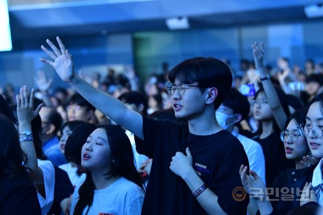 '2023 빌리 그레이엄 전도대회 50주년 기념대회 청소년 집회'에 참석한 청소년들이 2일 사랑의교회 본당에서 손을 들고 기도하는 모습. 신석현 포토그래퍼