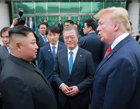 지난 2019년 6월 30일 도널드 트럼프 당시 미국 대통령이 비무장지대(DMZ) 공동경비구역(JSA)을 방문해 김정은 북한 국무위원장 및 문재인 당시 대통령과 깜짝 회동을 하고 있다. 노동신문 뉴시스