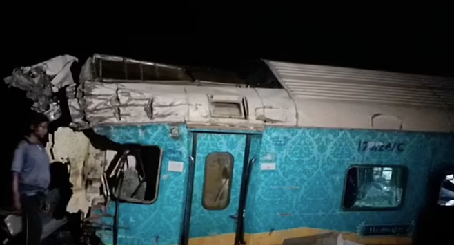 2일 오후 7시 20분경(인도 현지시간) 인도 동부 오디샤주(州) 발라소르에서 화물열차와 여객열차가 충돌하는 사고가 발생했다. 로이터 연합뉴스