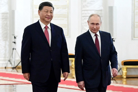 21일(현지시간) 러시아 모스크바 크렘린을 방문한 시진핑(왼쪽) 중국 국가주석을 블라디미르 푸틴(오른쪽) 러시아 대통령이 맞고 있다. 2023.3.21 스푸트니크 AFP 연합뉴스