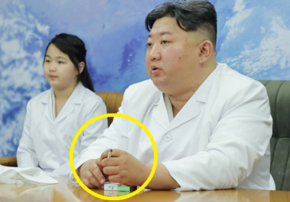 군사정찰위성 1호기 시찰하는 김정은 국무위원장의 손에 담배가 들려있다. 연합뉴스