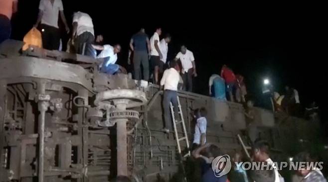인도 열차 충돌사고 현장 (뉴델리 로이터=연합뉴스) 열차 충돌 사고 현장에서 탈출하는 승객들. 2023.6.23 photo@yna.co.kr [ANI/Reuters TV 제공]