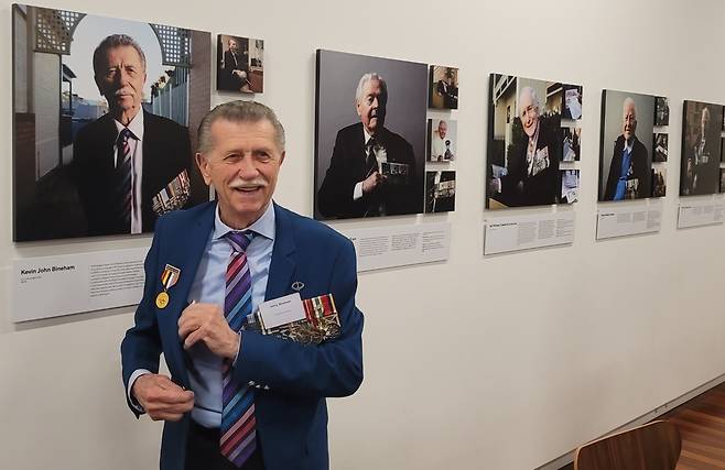 호주 참전용사 인물사진전 (시드니=연합뉴스) 박의래 특파원 = 2일(현지시간) 호주 시드니 안작 메모리얼에서 열린 참전용사 인물사진전에서 참전용사 케빈 존 바인햄씨가 자신의 사진 앞에서 기념촬영을 하고 있다. 2023.6.3. laecorp@yna.co.kr