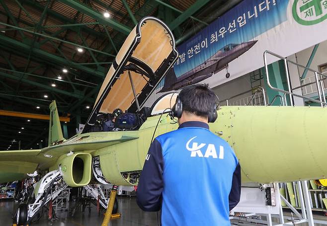 경남 사천 한국항공우주산업(KAI) 본사 고정익동에서 KAI 직원들이 TA-50을 점검하고 있다. 사진공동취재단